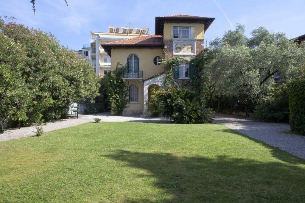 Villa Ondina - Wonderful Villa With Private Beach And Big Garden Salo Exterior photo